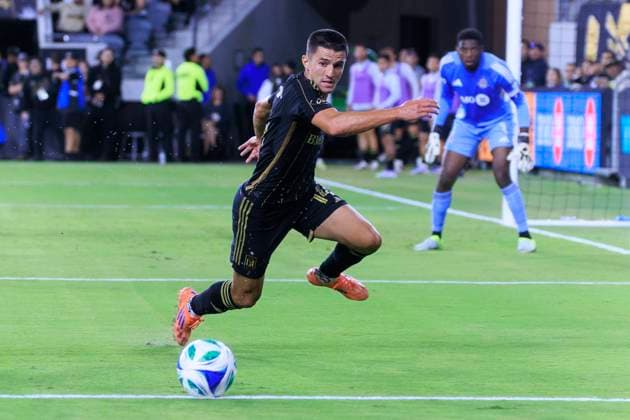 October 8, 2025, Los Angeles, California, USA: Sergi Palencia 14 of the Los Angeles Football Club attempts to recover the ball during their regular season MLS, Fussball Herren, USA game against the Toronto FC on Wednesday October 8, 2025 at the BMO Stadium in Los Angeles, California. ARIANA RUIZ PI Los Angeles USA - ZUMAp124 20251008_zaa_p124_012 Copyright: xArianaxRuizx