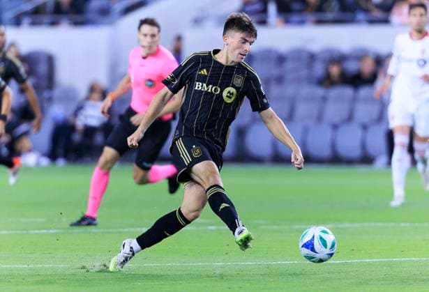 October 8, 2025, Los Angeles, California, USA: Andy Moran 19 of the Los Angeles Football Club during their regular season MLS, Fussball Herren, USA game against the Toronto FC on Wednesday October 8, 2025 at the BMO Stadium in Los Angeles, California. ARIANA RUIZ PI Los Angeles USA - ZUMAp124 20251008_zaa_p124_014 Copyright: xArianaxRuizx