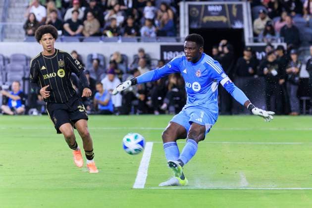 October 8, 2025, Los Angeles, California, USA: Goalkeeper, Sean Johnson 1 of the Toronto FC performs a goal kick as David Martinez 30 of the Los Angeles Football Club attempts to steal the ball during their regular season MLS, Fussball Herren, USA game on Wednesday October 8, 2025 at the BMO Stadium in Los Angeles, California. ARIANA RUIZ PI Los Angeles USA - ZUMAp124 20251008_zaa_p124_016 Copyright: xArianaxRuizx