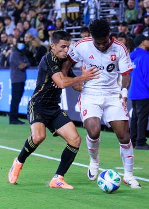 October 8, 2025, Los Angeles, California, USA: Sergi Palencia 14 of the Los Angeles Football Club and Jose Cifuentes 8 of the Toronto FC struggle for possession of the ball during their regular season MLS, Fussball Herren, USA game on Wednesday October 8, 2025 at the BMO Stadium in Los Angeles, California. ARIANA RUIZ PI Los Angeles USA - ZUMAp124 20251008_zaa_p124_017 Copyright: xArianaxRuizx