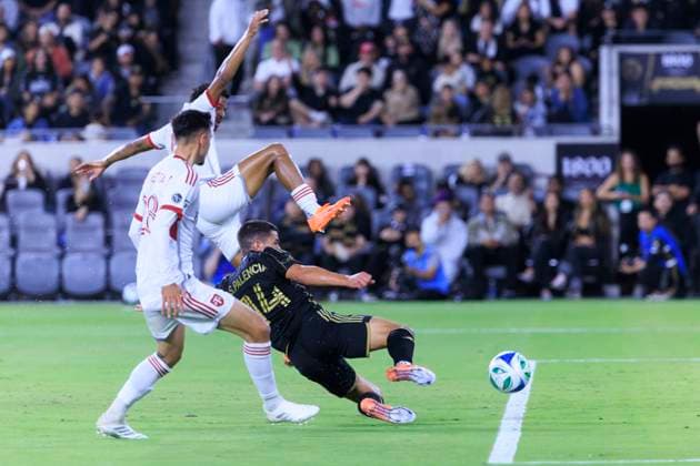 October 8, 2025, Los Angeles, California, USA: Sergi Palencia 14 of the Los Angeles Football Club slides to make a goal attempt during their regular season MLS, Fussball Herren, USA game against the Toronto FC on Wednesday October 8, 2025 at the BMO Stadium in Los Angeles, California. ARIANA RUIZ PI Los Angeles USA - ZUMAp124 20251008_zaa_p124_020 Copyright: xArianaxRuizx