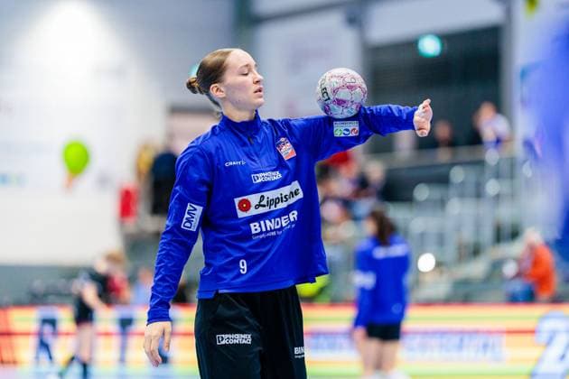 Nieke Kuehne HSG Blomberg Lippe, 09 balances a cue ball on her arm GER, HSG Blomberg Lippe vs HSG Bensheim Auerbach, Handball, 1 Bundesliga Women, Matchday 8, Season 2025 2026, 08 10 2025 GER, HSG Blomberg Lippe vs HSG Bensheim Auerbach, Handball, 1 Bundesliga Women, Matchday 8, Season 2025 2026, 08 10 2025 Blomberg Copyright: xEibner-Pressefoto JanxRollingerx EP_JSK