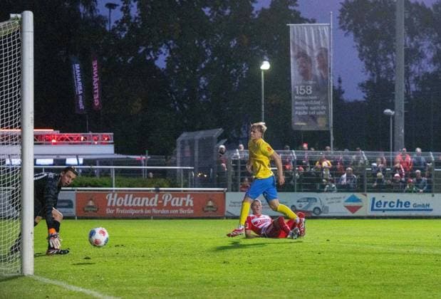 Soccer, Men, Season 2025 2026, Test match, FSV 63 Luckenwalde 1 FC Union Berlin 0 3 , Tim Skarke on the ground, 1 FC Union Berlin scores the goal for 1 0 against goalkeeper Kevin Tittel FSV Luckenwalde , 08 10 2025, Copyright: xMatthiasxKochx