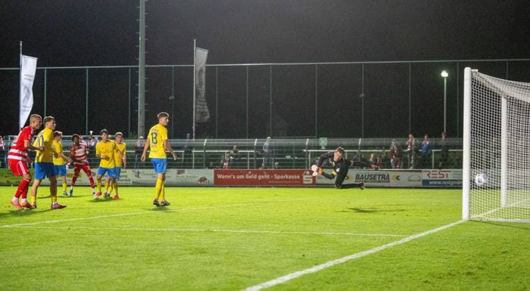 Soccer, Men, Season 2025 2026, Test match, FSV 63 Luckenwalde 1 FC Union Berlin 0 3 , Yann Megaptche 4 v l , 1 FC Union Berlin scores the goal for 0 3 against goalkeeper Kevin Tittel FSV Luckenwalde , 08 10 2025, Copyright: xMatthiasxKochx