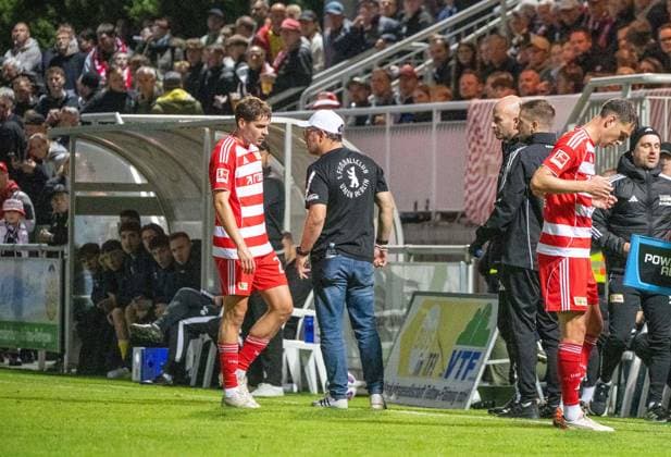 Fußball, Herren, Saison 2025 2026, Testspiel, FSV 63 Luckenwalde - 1. FC Union Berlin (0:3), v. l. Robert Skov (1. FC Union Berlin) geht verletzt vom Platz, Trainer Steffen Baumgart (1. FC Union Berlin), Janik Haberer (1. FC Union Berlin), 08.10. 2025, Copyright: xMatthiasxKochx
