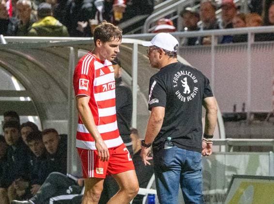 Soccer, Men, Season 2025 2026, Test match, FSV 63 Luckenwalde 1 FC Union Berlin 0 3 , f l Robert Skov 1 FC Union Berlin leaves the pitch injured, Coach Steffen Baumgart 1 FC Union Berlin , 08 10 2025, Copyright: xMatthiasxKochx