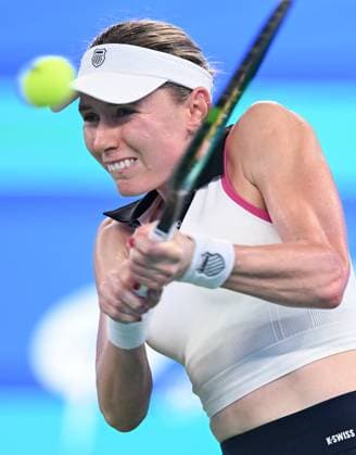 (251009) -- WUHAN, Oct. 9, 2025 -- Ekaterina Alexandrova hits a return during the women s singles round of 16 match between Jessica Pegula of the United States and Ekaterina Alexandrova of Russia at the 2025 Wuhan Open tennis tournament in Wuhan, central China s Hubei Province, Oct. 9, 2025. ) (SP)CHINA-WUHAN-TENNIS-WUHAN OPEN-WOMEN S SINGLES (CN) ChengxMin 