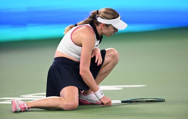 (251009) -- WUHAN, Oct. 9, 2025 -- Ekaterina Alexandrova falls during the women s singles round of 16 match between Jessica Pegula of the United States and Ekaterina Alexandrova of Russia at the 2025 Wuhan Open tennis tournament in Wuhan, central China s Hubei Province, Oct. 9, 2025. ) (SP)CHINA-WUHAN-TENNIS-WUHAN OPEN-WOMEN S SINGLES (CN) ChengxMin 