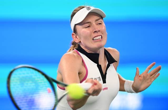 (251009) -- WUHAN, Oct. 9, 2025 -- Ekaterina Alexandrova hits a return during the women s singles round of 16 match between Jessica Pegula of the United States and Ekaterina Alexandrova of Russia at the 2025 Wuhan Open tennis tournament in Wuhan, central China s Hubei Province, Oct. 9, 2025. ) (SP)CHINA-WUHAN-TENNIS-WUHAN OPEN-WOMEN S SINGLES (CN) ChengxMin 