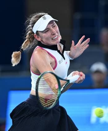 (251009) -- WUHAN, Oct. 9, 2025 -- Ekaterina Alexandrova hits a return during the women s singles round of 16 match between Jessica Pegula of the United States and Ekaterina Alexandrova of Russia at the 2025 Wuhan Open tennis tournament in Wuhan, central China s Hubei Province, Oct. 9, 2025. ) (SP)CHINA-WUHAN-TENNIS-WUHAN OPEN-WOMEN S SINGLES (CN) ChengxMin 