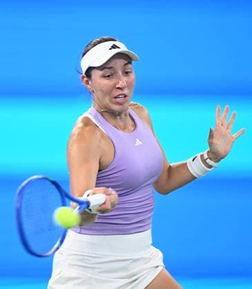 (251009) -- WUHAN, Oct. 9, 2025 -- Jessica Pegula hits a return during the women s singles round of 16 match between Jessica Pegula of the United States and Ekaterina Alexandrova of Russia at the 2025 Wuhan Open tennis tournament in Wuhan, central China s Hubei Province, Oct. 9, 2025. ) (SP)CHINA-WUHAN-TENNIS-WUHAN OPEN-WOMEN S SINGLES (CN) ChengxMin 