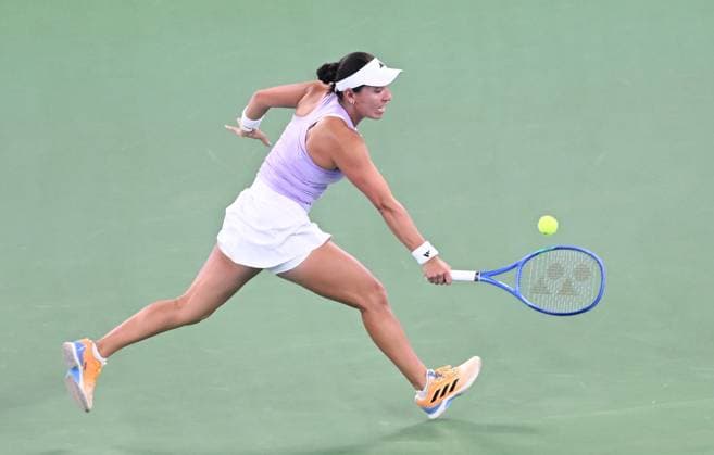 (251009) -- WUHAN, Oct. 9, 2025 -- Jessica Pegula hits a return during the women s singles round of 16 match between Jessica Pegula of the United States and Ekaterina Alexandrova of Russia at the 2025 Wuhan Open tennis tournament in Wuhan, central China s Hubei Province, Oct. 9, 2025. ) (SP)CHINA-WUHAN-TENNIS-WUHAN OPEN-WOMEN S SINGLES (CN) ChengxMin 