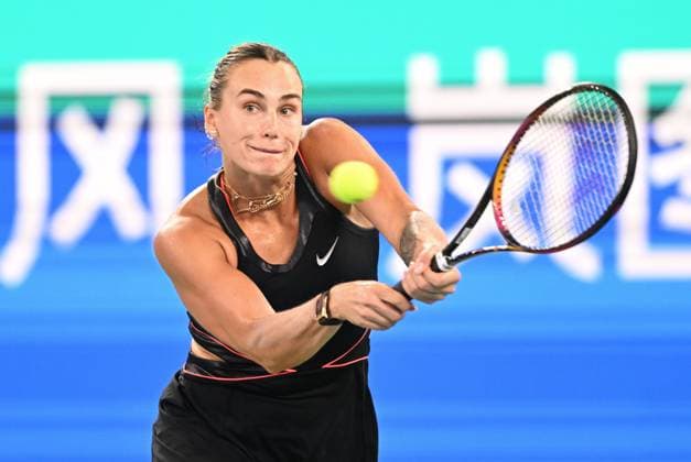 (251009) -- WUHAN, Oct. 9, 2025 -- Aryna Sabalenka of Belarus hits a return during the women s singles round of 16 match against Liudmila Samsonova of Russia at the 2025 Wuhan Open tennis tournament in Wuhan, central China s Hubei Province, Oct. 9, 2025. ) (SP)CHINA-WUHAN-TENNIS-WUHAN OPEN-WOMEN S SINGLES (CN) ChengxMin 