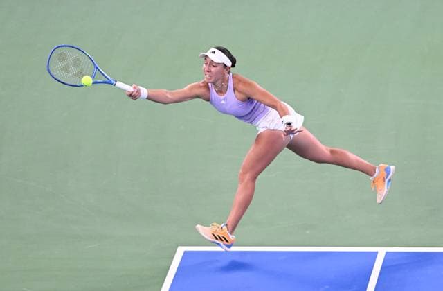 (251009) -- WUHAN, Oct. 9, 2025 -- Jessica Pegula hits a return during the women s singles round of 16 match between Jessica Pegula of the United States and Ekaterina Alexandrova of Russia at the 2025 Wuhan Open tennis tournament in Wuhan, central China s Hubei Province, Oct. 9, 2025. ) (SP)CHINA-WUHAN-TENNIS-WUHAN OPEN-WOMEN S SINGLES (CN) ChengxMin 