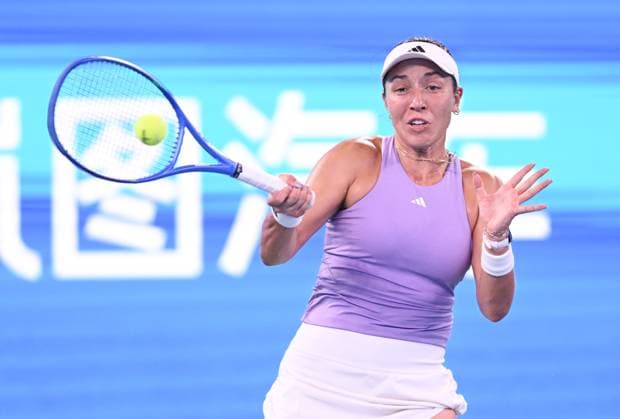 (251009) -- WUHAN, Oct. 9, 2025 -- Jessica Pegula hits a return during the women s singles round of 16 match between Jessica Pegula of the United States and Ekaterina Alexandrova of Russia at the 2025 Wuhan Open tennis tournament in Wuhan, central China s Hubei Province, Oct. 9, 2025. ) (SP)CHINA-WUHAN-TENNIS-WUHAN OPEN-WOMEN S SINGLES (CN) ChengxMin 