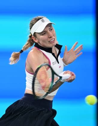 (251009) -- WUHAN, Oct. 9, 2025 -- Ekaterina Alexandrova hits a return during the women s singles round of 16 match between Jessica Pegula of the United States and Ekaterina Alexandrova of Russia at the 2025 Wuhan Open tennis tournament in Wuhan, central China s Hubei Province, Oct. 9, 2025. ) (SP)CHINA-WUHAN-TENNIS-WUHAN OPEN-WOMEN S SINGLES (CN) ChengxMin 