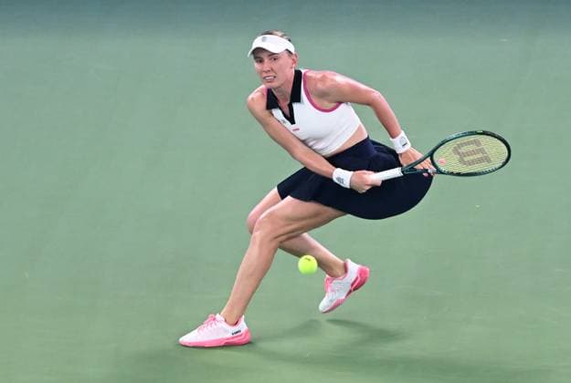 (251009) -- WUHAN, Oct. 9, 2025 -- Ekaterina Alexandrova hits a return during the women s singles round of 16 match between Jessica Pegula of the United States and Ekaterina Alexandrova of Russia at the 2025 Wuhan Open tennis tournament in Wuhan, central China s Hubei Province, Oct. 9, 2025. ) (SP)CHINA-WUHAN-TENNIS-WUHAN OPEN-WOMEN S SINGLES (CN) ChengxMin 