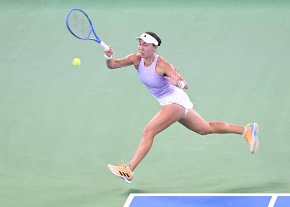 (251009) -- WUHAN, Oct. 9, 2025 -- Jessica Pegula hits a return during the women s singles round of 16 match between Jessica Pegula of the United States and Ekaterina Alexandrova of Russia at the 2025 Wuhan Open tennis tournament in Wuhan, central China s Hubei Province, Oct. 9, 2025. ) (SP)CHINA-WUHAN-TENNIS-WUHAN OPEN-WOMEN S SINGLES (CN) ChengxMin 