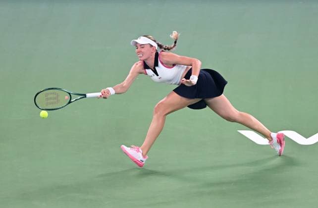 (251009) -- WUHAN, Oct. 9, 2025 -- Ekaterina Alexandrova hits a return during the women s singles round of 16 match between Jessica Pegula of the United States and Ekaterina Alexandrova of Russia at the 2025 Wuhan Open tennis tournament in Wuhan, central China s Hubei Province, Oct. 9, 2025. ) (SP)CHINA-WUHAN-TENNIS-WUHAN OPEN-WOMEN S SINGLES (CN) ChengxMin 
