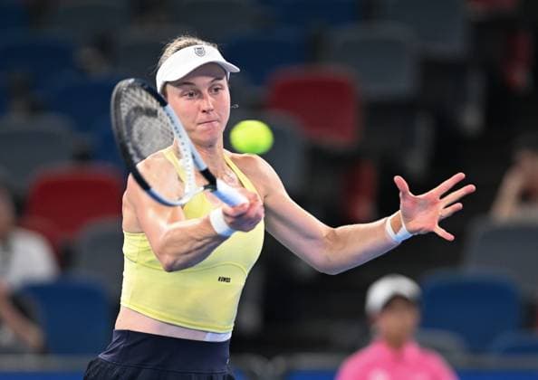 (251009) -- WUHAN, Oct. 9, 2025 -- Liudmila Samsonova of Russia hits a return during the women s singles round of 16 match against Aryna Sabalenka of Belarus at the 2025 Wuhan Open tennis tournament in Wuhan, central China s Hubei Province, Oct. 9, 2025. ) (SP)CHINA-WUHAN-TENNIS-WUHAN OPEN-WOMEN S SINGLES (CN) ChengxMin 