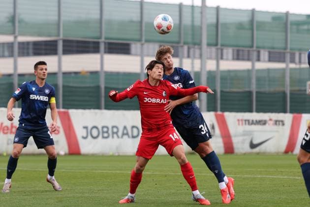 09 10 2025, xrekx, Soccer Test Match, SC Freiburg Karlsruher SC v l Marvin Wanitzek Karlsruher SC Yuito Suzuki SC Freiburg Mateo Kritzer Karlsruher SC Zweikampf, Aktion, action, battle for the ball DFL DFB REGULATIONS PROHIBIT ANY USE OF PHOTOGRAPHS as IMAGE SEQUENCES and or QUASI VIDEO Freiburg