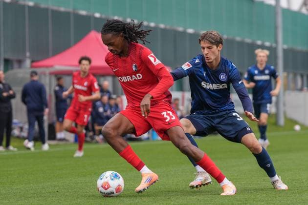 Jordy Makengo SC Freiburg, 33 in duel , Soccer, Test match, SC Freiburg vs Karlsruher SC, 09 10 2025, Test match, Europa Park Stadion, Freiburg, Germany Freiburg Europa Park Stadion Baden Wuerttemberg Germany Copyright: xArnexAmbergx