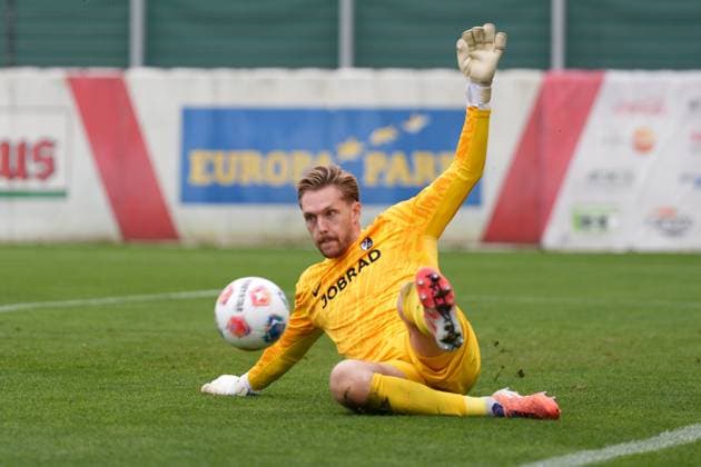 Florian Müller Florian Mueller SC Freiburg, 21 on the ball , Football, Test match, SC Freiburg vs Karlsruher SC, 09 10 2025, Test match, Europa Park Stadion, Freiburg, Germany Freiburg Europa Park Stadion Baden Wuerttemberg Germany Copyright: xArnexAmbergx