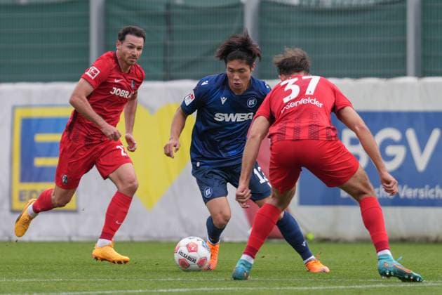 Shio Fukuda Karlsruher SC, 13 in duel with Max Rosenfelder SC Freiburg, 37 , Soccer, Test match, SC Freiburg vs Karlsruher SC, 09 10 2025, Test match, Europa Park Stadion, Freiburg, Germany Freiburg Europa Park Stadion Baden Wuerttemberg Germany Copyright: xArnexAmbergx