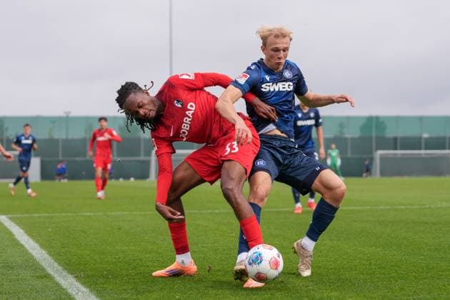Jordy Makengo SC Freiburg, 33 in duel , Soccer, Test match, SC Freiburg vs Karlsruher SC, 09 10 2025, Test match, Europa Park Stadion, Freiburg, Germany Freiburg Europa Park Stadion Baden Wuerttemberg Germany Copyright: xArnexAmbergx