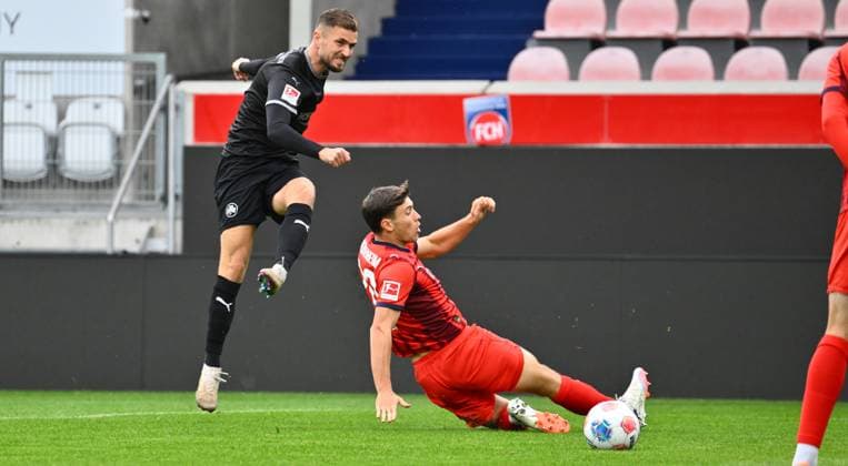 09 10 2025 Soccer season 2025 2026 Test match friendly match preparation match 1 FC Heidenheim FCH SpVgg Greuther Fürth Kleeblatt xwoxzix Dennis Srbeny 7, SpVgg Greuther Fürth Luca Kerber 20, 1 FC Heidenheim FCH