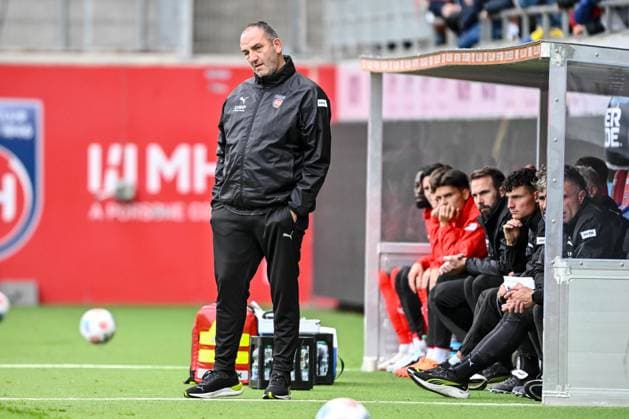 Heidenheim, Deutschland, 09.10.25: Trainer Frank Schmidt (1. FC Heidenheim 1846) Schaut waehrend des Freundschaftsspiel zwischen dem 1.FC Heidenheim vs SpVgg Greuther Fürth im Voith Arena am 09. Oktober 2025 in Heidenheim, Deutschland. (Foto von Harry Langer DeFodi Images) Voth Arena, Germany, 09.10.25: Trainer Frank Schmidt (1. FC Heidenheim 1846) Looks on during the Friendly match between 1.FC Heidenheim vs SpVgg Greuther Fürth at Heidenheim on October 9, 2025 in Voth Arena, Germany. (Photo by Harry Langer DeFodi Images) DFB DFL REGULATIONS PROHIBIT ANY USE OF PHOTOGRAPHS AS IMAGE SEQUENCES AND OR QUASI-VIDEO. (Photo by Harry Langer DeFodi Images) DFB DFL REGULATIONS PROHIBIT ANY USE OF PHOTOGRAPHS AS IMAGE SEQUENCES AND OR QUASI-VIDEO. Heidenheim, Germany, 09 10 25 Coach Frank Schmidt 1 FC Heidenheim 1846 Looks on during the Friendly match between 1 FC Heidenheim vs SpVgg Greuther Fürth at Voith Arena on October 09, 2025 in Heidenheim, Germany Photo by Harry Langer DeFodi Images Voth Arena, Germany, 09 10 25 Coach Frank Schmidt 1 FC Heidenheim 1846 Looks on during the Friendly match between 1 FC Heidenheim vs SpVgg Greuther Fürth at Heidenheim on October 9, 2025 in Voth Arena, Germany Photo by Harry Langer DeFodi Images DFB DFL REGULATIONS PROHIBIT ANY USE OF PHOTOGRAPHS AS IMAGE SEQUENCES AND OR QUASI VIDEO Photo by Harry Langer DeFodi Images DFB DFL REGULATIONS PROHIBIT ANY USE OF PHOTOGRAPHS AS IMAGE SEQUENCES AND OR QUASI VIDEO