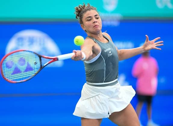 (251009) -- WUHAN, Oct. 9, 2025 -- Jasmine Paolini hits a return during the women s singles round of 16 match between Jasmine Paolini of Italy and Clara Tauson of Denmark at the 2025 Wuhan Open tennis tournament in Wuhan, central China s Hubei Province, Oct. 9, 2025. ) (SP)CHINA-WUHAN-TENNIS-WUHAN OPEN-WOMEN S SINGLES (CN) ChengxMin 