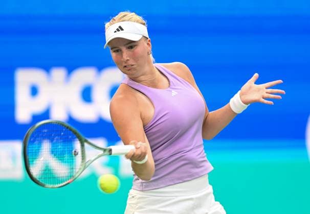 (251009) -- WUHAN, Oct. 9, 2025 -- Clara Tauson hits a return during the women s singles round of 16 match between Jasmine Paolini of Italy and Clara Tauson of Denmark at the 2025 Wuhan Open tennis tournament in Wuhan, central China s Hubei Province, Oct. 9, 2025. ) (SP)CHINA-WUHAN-TENNIS-WUHAN OPEN-WOMEN S SINGLES (CN) ChengxMin 