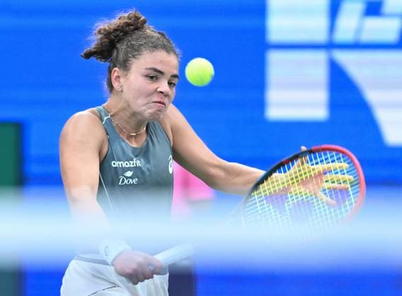 (251009) -- WUHAN, Oct. 9, 2025 -- Jasmine Paolini hits a return during the women s singles round of 16 match between Jasmine Paolini of Italy and Clara Tauson of Denmark at the 2025 Wuhan Open tennis tournament in Wuhan, central China s Hubei Province, Oct. 9, 2025. ) (SP)CHINA-WUHAN-TENNIS-WUHAN OPEN-WOMEN S SINGLES (CN) ChengxMin 