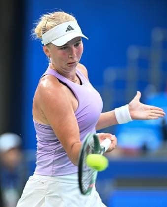 (251009) -- WUHAN, Oct. 9, 2025 -- Clara Tauson hits a return during the women s singles round of 16 match between Jasmine Paolini of Italy and Clara Tauson of Denmark at the 2025 Wuhan Open tennis tournament in Wuhan, central China s Hubei Province, Oct. 9, 2025. ) (SP)CHINA-WUHAN-TENNIS-WUHAN OPEN-WOMEN S SINGLES (CN) ChengxMin 