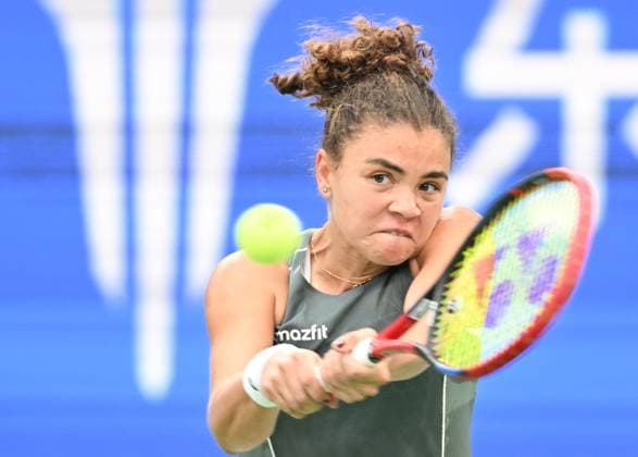(251009) -- WUHAN, Oct. 9, 2025 -- Jasmine Paolini hits a return during the women s singles round of 16 match between Jasmine Paolini of Italy and Clara Tauson of Denmark at the 2025 Wuhan Open tennis tournament in Wuhan, central China s Hubei Province, Oct. 9, 2025. ) (SP)CHINA-WUHAN-TENNIS-WUHAN OPEN-WOMEN S SINGLES (CN) ChengxMin 