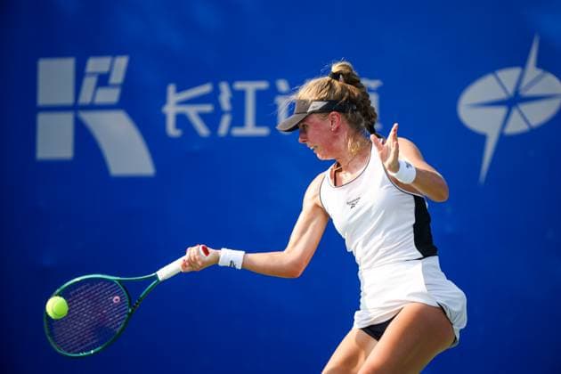 WUHAN, CHINA - OCTOBER 09: Magdalena Frech of Poland returns a shot in the Women s Singles Round of 16 match against Laura Siegemund of Germany on day 6 of 2025 Wuhan Open at Optics Valley International Tennis Center on October 9, 2025 in Wuhan, Hubei Province of China.  Copyright: xVCGx 111596144618