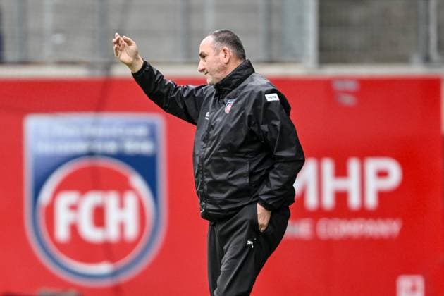 Heidenheim, Deutschland, 09.10.25: Trainer Frank Schmidt (1. FC Heidenheim 1846) gestikuliert, gestik waehrend des Freundschaftsspiel zwischen dem 1.FC Heidenheim vs SpVgg Greuther Fürth im Voith Arena am 09. Oktober 2025 in Heidenheim, Deutschland. (Foto von Harry Langer DeFodi Images) Voth Arena, Germany, 09.10.25: Trainer Frank Schmidt (1. FC Heidenheim 1846) gestures during the Friendly match between 1.FC Heidenheim vs SpVgg Greuther Fürth at Heidenheim on October 9, 2025 in Voth Arena, Germany. (Photo by Harry Langer DeFodi Images) DFB DFL REGULATIONS PROHIBIT ANY USE OF PHOTOGRAPHS AS IMAGE SEQUENCES AND OR QUASI-VIDEO. (Photo by Harry Langer DeFodi Images) DFB DFL REGULATIONS PROHIBIT ANY USE OF PHOTOGRAPHS AS IMAGE SEQUENCES AND OR QUASI-VIDEO. Heidenheim, Germany, 09 10 25 Coach Frank Schmidt 1 FC Heidenheim 1846 gestures, gestures during the Friendly match between 1 FC Heidenheim vs SpVgg Greuther Fürth at Voith Arena on October 09 2025 in Heidenheim, Germany Photo by Harry Langer DeFodi Images Voth Arena, Germany, 09 10 25 Coach Frank Schmidt 1 FC Heidenheim 1846 gestures during the Friendly match between 1 FC Heidenheim vs SpVgg Greuther Fürth at Heidenheim on October 9, 2025 in Voth Arena, Germany Photo by Harry Langer DeFodi Images DFB DFL REGULATIONS PROHIBIT ANY USE OF PHOTOGRAPHS AS IMAGE SEQUENCES AND OR QUASI VIDEO Photo by Harry Langer DeFodi Images DFB DFL REGULATIONS PROHIBIT ANY USE OF PHOTOGRAPHS AS IMAGE SEQUENCES AND OR QUASI VIDEO