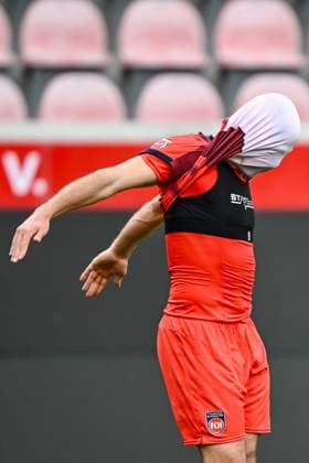 Heidenheim, Deutschland, 09.10.25: Stefan Schimmer (1. FC Heidenheim 1846) enttaeusscht waehrend des Freundschaftsspiel zwischen dem 1.FC Heidenheim vs SpVgg Greuther Fürth im Voith Arena am 09. Oktober 2025 in Heidenheim, Deutschland. (Foto von Harry Langer DeFodi Images) Voth Arena, Germany, 09.10.25: Stefan Schimmer (1. FC Heidenheim 1846) looks dejected during the Friendly match between 1.FC Heidenheim vs SpVgg Greuther Fürth at Heidenheim on October 9, 2025 in Voth Arena, Germany. (Photo by Harry Langer DeFodi Images) DFB DFL REGULATIONS PROHIBIT ANY USE OF PHOTOGRAPHS AS IMAGE SEQUENCES AND OR QUASI-VIDEO. (Photo by Harry Langer DeFodi Images) DFB DFL REGULATIONS PROHIBIT ANY USE OF PHOTOGRAPHS AS IMAGE SEQUENCES AND OR QUASI-VIDEO. Heidenheim, Germany, 09 10 25 Stefan Schimmer 1 FC Heidenheim 1846 dejected during the Friendly match between 1 FC Heidenheim vs SpVgg Greuther Fürth at Voith Arena on October 09, 2025 in Heidenheim, Germany Photo by Harry Langer DeFodi Images Voth Arena, Germany, 09 10 25 Stefan Schimmer 1 FC Heidenheim 1846 looks dejected during the Friendly match between 1 FC Heidenheim vs SpVgg Greuther Fürth at Heidenheim on October 9, 2025 in Voth Arena, Germany Photo by Harry Langer DeFodi Images DFB DFL REGULATIONS PROHIBIT ANY USE OF PHOTOGRAPHS AS IMAGE SEQUENCES AND OR QUASI VIDEO Photo by Harry Langer DeFodi Images DFB DFL REGULATIONS PROHIBIT ANY USE OF PHOTOGRAPHS AS IMAGE SEQUENCES AND OR QUASI VIDEO