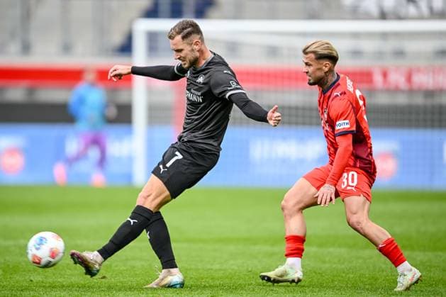 Heidenheim, Deutschland, 09.10.25: Dennis Srbeny (SpVgg Greuther Fürth) und Niklas Dorsch (1. FC Heidenheim 1846) im Zweikampf waehrend des Freundschaftsspiel zwischen dem 1.FC Heidenheim vs SpVgg Greuther Fürth im Voith Arena am 09. Oktober 2025 in Heidenheim, Deutschland. (Foto von Harry Langer DeFodi Images) Voth Arena, Germany, 09.10.25: Dennis Srbeny (SpVgg Greuther Fürth) und Niklas Dorsch (1. FC Heidenheim 1846) battle for the ball during the Friendly match between 1.FC Heidenheim vs SpVgg Greuther Fürth at Heidenheim on October 9, 2025 in Voth Arena, Germany. (Photo by Harry Langer DeFodi Images) DFB DFL REGULATIONS PROHIBIT ANY USE OF PHOTOGRAPHS AS IMAGE SEQUENCES AND OR QUASI-VIDEO. (Photo by Harry Langer DeFodi Images) DFB DFL REGULATIONS PROHIBIT ANY USE OF PHOTOGRAPHS AS IMAGE SEQUENCES AND OR QUASI-VIDEO. Heidenheim, Germany, 09 10 25 Dennis Srbeny SpVgg Greuther Fürth and Niklas Dorsch 1 FC Heidenheim 1846 in a duel during the friendly match between 1 FC Heidenheim vs SpVgg Greuther Fürth at Voith Arena on October 09, 2025 in Heidenheim, Germany Photo by Harry Langer DeFodi Images Voth Arena, Germany, 09 10 25 Dennis Srbeny SpVgg Greuther Fürth and Niklas Dorsch 1 FC Heidenheim 1846 battle for the ball during the Friendly match between 1 FC Heidenheim vs SpVgg Greuther Fürth at Heidenheim on October 9, 2025 in Voth Arena, Germany Photo by Harry Langer DeFodi Images DFB DFL REGULATIONS PROHIBIT ANY USE OF PHOTOGRAPHS AS IMAGE SEQUENCES AND OR QUASI VIDEO Photo by Harry Langer DeFodi Images DFB DFL REGULATIONS PROHIBIT ANY USE OF PHOTOGRAPHS AS IMAGE SEQUENCES AND OR QUASI VIDEO