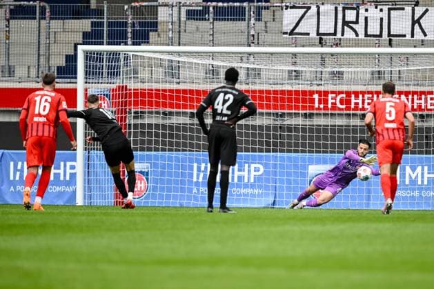 Heidenheim, Deutschland, 09.10.25: Felix Higl (SpVgg Greuther Fürth) und Torwart Diant Ramaj (1. FC Heidenheim 1846) im Zweikampf, haelt den Elfmeter waehrend des Freundschaftsspiel zwischen dem 1.FC Heidenheim vs SpVgg Greuther Fürth im Voith Arena am 09. Oktober 2025 in Heidenheim, Deutschland. (Foto von Harry Langer DeFodi Images) Voth Arena, Germany, 09.10.25: Felix Higl (SpVgg Greuther Fürth) und Torwart Diant Ramaj (1. FC Heidenheim 1846) battle for the ball during the Friendly match between 1.FC Heidenheim vs SpVgg Greuther Fürth at Heidenheim on October 9, 2025 in Voth Arena, Germany. (Photo by Harry Langer DeFodi Images) DFB DFL REGULATIONS PROHIBIT ANY USE OF PHOTOGRAPHS AS IMAGE SEQUENCES AND OR QUASI-VIDEO. (Photo by Harry Langer DeFodi Images) DFB DFL REGULATIONS PROHIBIT ANY USE OF PHOTOGRAPHS AS IMAGE SEQUENCES AND OR QUASI-VIDEO. Heidenheim, Germany, 09 10 25 Felix Higl SpVgg Greuther Fürth and goalkeeper Diant Ramaj 1 FC Heidenheim 1846 in a duel, holding the penalty kick during the friendly match between 1 FC Heidenheim vs SpVgg Greuther Fürth at Voith Arena on October 09, 2025 in Heidenheim, Germany Photo by Harry Langer DeFodi Images Voth Arena, Germany, 09 10 25 Felix Higl SpVgg Greuther Fürth and goalkeeper Diant Ramaj 1 FC Heidenheim 1846 battle for the ball during the Friendly match between 1 FC Heidenheim vs SpVgg Greuther Fürth at Heidenheim on October 9, 2025 in Voth Arena, Germany Photo by Harry Langer DeFodi Images DFB DFL REGULATIONS PROHIBIT ANY USE OF PHOTOGRAPHS AS IMAGE SEQUENCES AND OR QUASI VIDEO Photo by Harry Langer DeFodi Images DFB DFL REGULATIONS PROHIBIT ANY USE OF PHOTOGRAPHS AS IMAGE SEQUENCES AND OR QUASI VIDEO