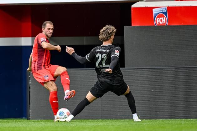 Heidenheim, Deutschland, 09.10.25: Jonas Föhrenbach (1. FC Heidenheim 1846) und Juan Cabrera (SpVgg Greuther Fürth) im Zweikampf waehrend des Freundschaftsspiel zwischen dem 1.FC Heidenheim vs SpVgg Greuther Fürth im Voith Arena am 09. Oktober 2025 in Heidenheim, Deutschland. (Foto von Harry Langer DeFodi Images) Voth Arena, Germany, 09.10.25: Jonas Föhrenbach (1. FC Heidenheim 1846) und Juan Cabrera (SpVgg Greuther Fürth) battle for the ball during the Friendly match between 1.FC Heidenheim vs SpVgg Greuther Fürth at Heidenheim on October 9, 2025 in Voth Arena, Germany. (Photo by Harry Langer DeFodi Images) DFB DFL REGULATIONS PROHIBIT ANY USE OF PHOTOGRAPHS AS IMAGE SEQUENCES AND OR QUASI-VIDEO. (Photo by Harry Langer DeFodi Images) DFB DFL REGULATIONS PROHIBIT ANY USE OF PHOTOGRAPHS AS IMAGE SEQUENCES AND OR QUASI-VIDEO. Heidenheim, Germany, 09 10 25 Jonas Föhrenbach 1 FC Heidenheim 1846 and Juan Cabrera SpVgg Greuther Fürth in a duel during the friendly match between 1 FC Heidenheim vs SpVgg Greuther Fürth at Voith Arena on October 09, 2025 in Heidenheim, Germany Photo by Harry Langer DeFodi Images Voth Arena, Germany, 09 10 25 Jonas Föhrenbach 1 FC Heidenheim 1846 and Juan Cabrera SpVgg Greuther Fürth battle for the ball during the Friendly match between 1 FC Heidenheim vs SpVgg Greuther Fürth at Heidenheim on October 9, 2025 in Voth Arena, Germany Photo by Harry Langer DeFodi Images DFB DFL REGULATIONS PROHIBIT ANY USE OF PHOTOGRAPHS AS IMAGE SEQUENCES AND OR QUASI VIDEO Photo by Harry Langer DeFodi Images DFB DFL REGULATIONS PROHIBIT ANY USE OF PHOTOGRAPHS AS IMAGE SEQUENCES AND OR QUASI VIDEO