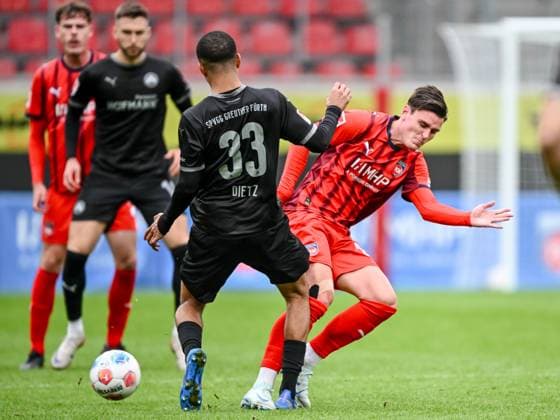 Heidenheim, Deutschland, 09.10.25: Maximilian Dietz (SpVgg Greuther Fürth) und Thomas Keller (1. FC Heidenheim 1846) im Zweikampf waehrend des Freundschaftsspiel zwischen dem 1.FC Heidenheim vs SpVgg Greuther Fürth im Voith Arena am 09. Oktober 2025 in Heidenheim, Deutschland. (Foto von Harry Langer DeFodi Images) Voth Arena, Germany, 09.10.25: Maximilian Dietz (SpVgg Greuther Fürth) und Thomas Keller (1. FC Heidenheim 1846) battle for the ball during the Friendly match between 1.FC Heidenheim vs SpVgg Greuther Fürth at Heidenheim on October 9, 2025 in Voth Arena, Germany. (Photo by Harry Langer DeFodi Images) DFB DFL REGULATIONS PROHIBIT ANY USE OF PHOTOGRAPHS AS IMAGE SEQUENCES AND OR QUASI-VIDEO. (Photo by Harry Langer DeFodi Images) DFB DFL REGULATIONS PROHIBIT ANY USE OF PHOTOGRAPHS AS IMAGE SEQUENCES AND OR QUASI-VIDEO. Heidenheim, Germany, 09 10 25 Maximilian Dietz SpVgg Greuther Fürth and Thomas Keller 1 FC Heidenheim 1846 battle for the ball during the Friendly match between 1 FC Heidenheim vs SpVgg Greuther Fürth at Voith Arena on October 09, 2025 in Heidenheim, Germany Photo by Harry Langer DeFodi Images Voth Arena, Germany, 09 10 25 Maximilian Dietz SpVgg Greuther Fürth and Thomas Keller 1 FC Heidenheim 1846 battle for the ball during the Friendly match between 1 FC Heidenheim vs SpVgg Greuther Fürth at Heidenheim on October 9, 2025 in Voth Arena, Germany Photo by Harry Langer DeFodi Images DFB DFL REGULATIONS PROHIBIT ANY USE OF PHOTOGRAPHS AS IMAGE SEQUENCES AND OR QUASI VIDEO Photo by Harry Langer DeFodi Images DFB DFL REGULATIONS PROHIBIT ANY USE OF PHOTOGRAPHS AS IMAGE SEQUENCES AND OR QUASI VIDEO