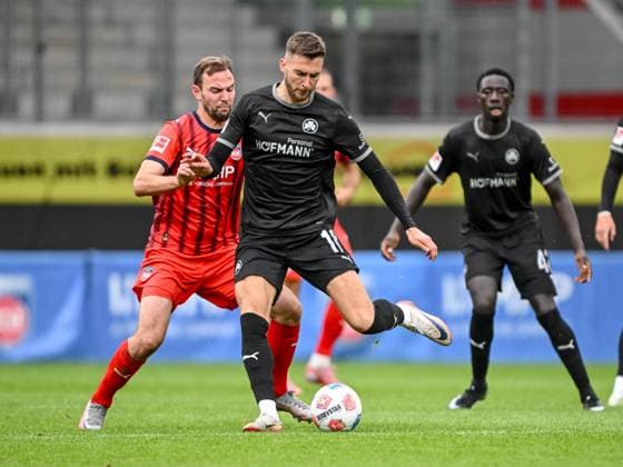 Heidenheim, Deutschland, 09.10.25: Benedikt Gimber (1. FC Heidenheim 1846) und Felix Higl (SpVgg Greuther Fürth) im Zweikampf waehrend des Freundschaftsspiel zwischen dem 1.FC Heidenheim vs SpVgg Greuther Fürth im Voith Arena am 09. Oktober 2025 in Heidenheim, Deutschland. (Foto von Harry Langer DeFodi Images) Voth Arena, Germany, 09.10.25: Benedikt Gimber (1. FC Heidenheim 1846) und Felix Higl (SpVgg Greuther Fürth) battle for the ball during the Friendly match between 1.FC Heidenheim vs SpVgg Greuther Fürth at Heidenheim on October 9, 2025 in Voth Arena, Germany. (Photo by Harry Langer DeFodi Images) DFB DFL REGULATIONS PROHIBIT ANY USE OF PHOTOGRAPHS AS IMAGE SEQUENCES AND OR QUASI-VIDEO. (Photo by Harry Langer DeFodi Images) DFB DFL REGULATIONS PROHIBIT ANY USE OF PHOTOGRAPHS AS IMAGE SEQUENCES AND OR QUASI-VIDEO. Heidenheim, Germany, 09 10 25 Benedikt Gimber 1 FC Heidenheim 1846 and Felix Higl SpVgg Greuther Fürth in a duel during the friendly match between 1 FC Heidenheim vs SpVgg Greuther Fürth at the Voith Arena on October 09, 2025 in Heidenheim, Germany Photo by Harry Langer DeFodi Images Voth Arena, Germany, 09 10 25 Benedikt Gimber 1 FC Heidenheim 1846 and Felix Higl SpVgg Greuther Fürth battle for the ball during the Friendly match between 1 FC Heidenheim vs SpVgg Greuther Fürth at Heidenheim on October 9, 2025 in Voth Arena, Germany Photo by Harry Langer DeFodi Images DFB DFL REGULATIONS PROHIBIT ANY USE OF PHOTOGRAPHS AS IMAGE SEQUENCES AND OR QUASI VIDEO Photo by Harry Langer DeFodi Images DFB DFL REGULATIONS PROHIBIT ANY USE OF PHOTOGRAPHS AS IMAGE SEQUENCES AND OR QUASI VIDEO