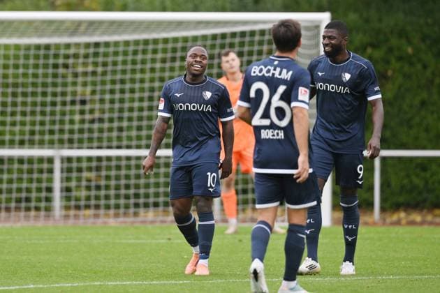 Cheering 3 1 v li , Michael Obafemi VfL Bochum , Ibrahim Sissoko VfL Bochum 09 10 2025, Soccer 2 Bundesliga, Season 2025 2026, Test match, VfL Bochum Alemannia Aachen Bochum North Rhine-Westphalia Germany Team2