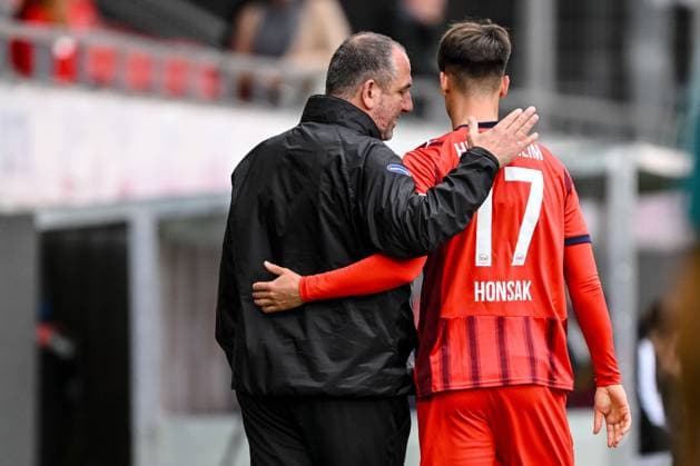 Heidenheim, Deutschland, 09.10.25: Trainer Frank Schmidt (1. FC Heidenheim 1846) und Mathias Honsak (1. FC Heidenheim 1846) gestikuliert, gestik waehrend des Freundschaftsspiel zwischen dem 1.FC Heidenheim vs SpVgg Greuther Fürth im Voith Arena am 09. Oktober 2025 in Heidenheim, Deutschland. (Foto von Harry Langer DeFodi Images) Voth Arena, Germany, 09.10.25: Trainer Frank Schmidt (1. FC Heidenheim 1846) und Mathias Honsak (1. FC Heidenheim 1846) gestures during the Friendly match between 1.FC Heidenheim vs SpVgg Greuther Fürth at Heidenheim on October 9, 2025 in Voth Arena, Germany. (Photo by Harry Langer DeFodi Images) DFB DFL REGULATIONS PROHIBIT ANY USE OF PHOTOGRAPHS AS IMAGE SEQUENCES AND OR QUASI-VIDEO. (Photo by Harry Langer DeFodi Images) DFB DFL REGULATIONS PROHIBIT ANY USE OF PHOTOGRAPHS AS IMAGE SEQUENCES AND OR QUASI-VIDEO. Heidenheim, Germany, 09 10 25 Coach Frank Schmidt 1 FC Heidenheim 1846 and Mathias Honsak 1 FC Heidenheim 1846 gestures during the friendly match between 1 FC Heidenheim vs SpVgg Greuther Fürth at Voith Arena on October 09, 2025 in Heidenheim, Germany Photo by Harry Langer DeFodi Images Voth Arena, Germany, 09 10 25 Coach Frank Schmidt 1 FC Heidenheim 1846 and Mathias Honsak 1 FC Heidenheim 1846 gestures during the Friendly match between 1 FC Heidenheim vs SpVgg Greuther Fürth at Heidenheim on October 9, 2025 in Voth Arena, Germany Photo by Harry Langer DeFodi Images DFB DFL REGULATIONS PROHIBIT ANY USE OF PHOTOGRAPHS AS IMAGE SEQUENCES AND OR QUASI VIDEO Photo by Harry Langer DeFodi Images DFB DFL REGULATIONS PROHIBIT ANY USE OF PHOTOGRAPHS AS IMAGE SEQUENCES AND OR QUASI VIDEO