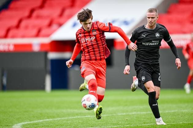 Heidenheim, Deutschland, 09.10.25: Jarne Lang (1. FC Heidenheim 1846) und Brynjar Bjarnason (SpVgg Greuther Fürth) im Zweikampf waehrend des Freundschaftsspiel zwischen dem 1.FC Heidenheim vs SpVgg Greuther Fürth im Voith Arena am 09. Oktober 2025 in Heidenheim, Deutschland. (Foto von Harry Langer DeFodi Images) Voth Arena, Germany, 09.10.25: Jarne Lang (1. FC Heidenheim 1846) und Brynjar Bjarnason (SpVgg Greuther Fürth) battle for the ball during the Friendly match between 1.FC Heidenheim vs SpVgg Greuther Fürth at Heidenheim on October 9, 2025 in Voth Arena, Germany. (Photo by Harry Langer DeFodi Images) DFB DFL REGULATIONS PROHIBIT ANY USE OF PHOTOGRAPHS AS IMAGE SEQUENCES AND OR QUASI-VIDEO. (Photo by Harry Langer DeFodi Images) DFB DFL REGULATIONS PROHIBIT ANY USE OF PHOTOGRAPHS AS IMAGE SEQUENCES AND OR QUASI-VIDEO. Heidenheim, Germany, 09 10 25 Jarne Lang 1 FC Heidenheim 1846 and Brynjar Bjarnason SpVgg Greuther Fürth in a duel during the friendly match between 1 FC Heidenheim vs SpVgg Greuther Fürth at Voith Arena on October 09, 2025 in Heidenheim, Germany Photo by Harry Langer DeFodi Images Voth Arena, Germany, 09 10 25 Jarne Lang 1 FC Heidenheim 1846 and Brynjar Bjarnason SpVgg Greuther Fürth battle for the ball during the Friendly match between 1 FC Heidenheim vs SpVgg Greuther Fürth at Heidenheim on October 9, 2025 in Voth Arena, Germany Photo by Harry Langer DeFodi Images DFB DFL REGULATIONS PROHIBIT ANY USE OF PHOTOGRAPHS AS IMAGE SEQUENCES AND OR QUASI VIDEO Photo by Harry Langer DeFodi Images DFB DFL REGULATIONS PROHIBIT ANY USE OF PHOTOGRAPHS AS IMAGE SEQUENCES AND OR QUASI VIDEO