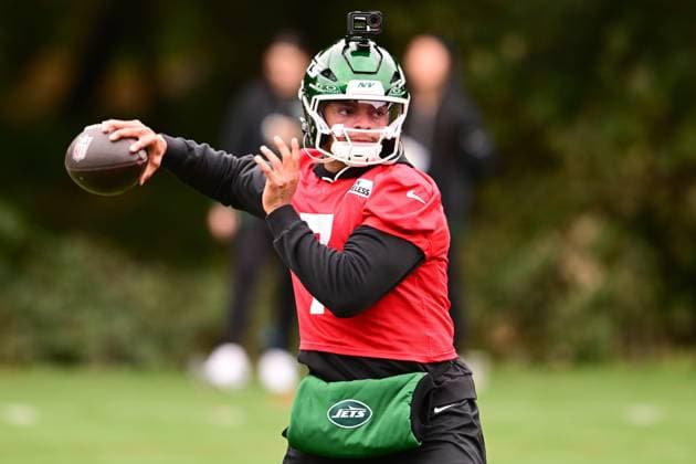 New York Jets 09 10 2025. Training Session New York Jets Quarterback Justin Fields (7) during the training session, press conference, PK, Pressekonferenz for New York Jets at the Grove Hotel, Chandler s Cross, United Kingdom on 9 October 2025. Chandler s Cross Grove Hotel Hertfordshire United Kingdom Editorial use only , Copyright: xDennisxGoodwinx PSI-23013-0061