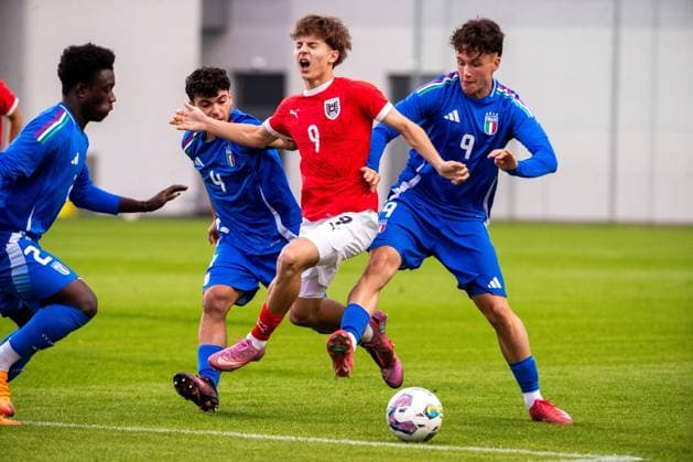 SOCCER - U17, U 17 AUT vs ITA, test match VIENNA,AUSTRIA,09.OCT.25 - SOCCER - OEFB under-17 international test match, Austria vs Italy. Image shows Vincenzo Prisco (ITA), Hasan Deshishku (AUT) and Antonio Arena (ITA).  GEPAxpictures xPhilippxBrem