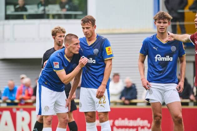 09 10 2025, Football, Men, Test match, Friendly match, Season 2025 2026, Holstein Kiel Aarhus GF Ivan Nekic with Stefan Schwab center and Frederik Roslyng re Kiel Holstein Stadium, Projensdorf, T Schleswig Holstein Germany